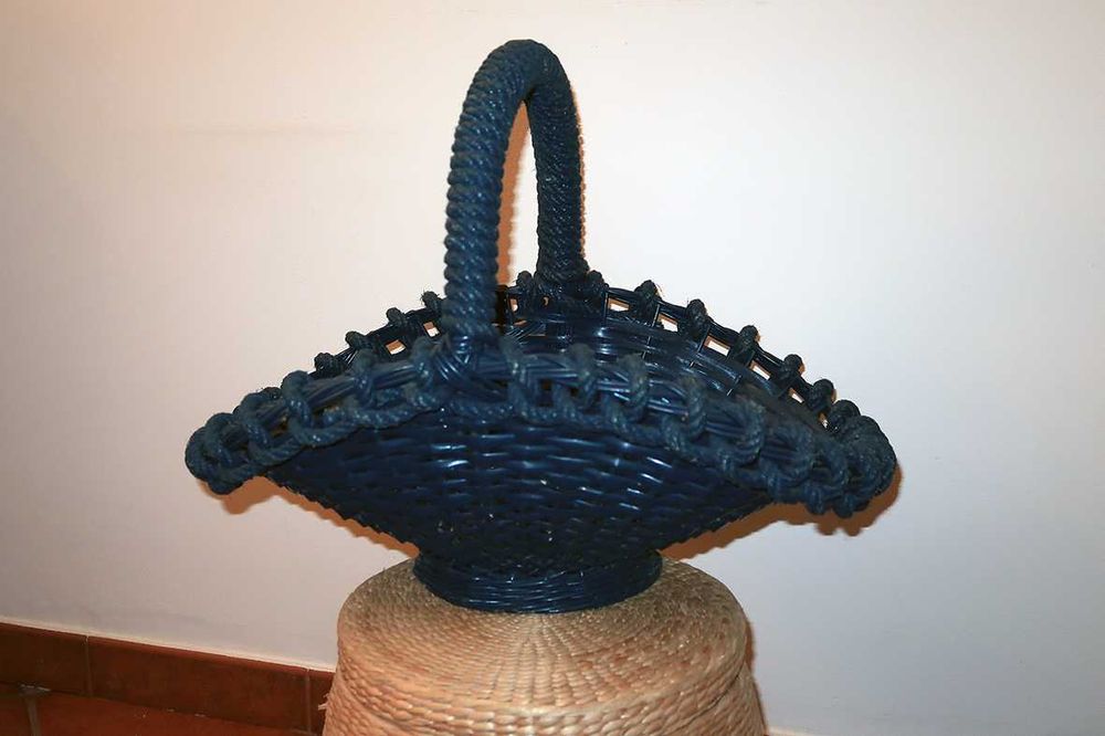 Cesto em palha e corda artesanal