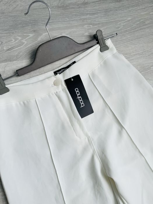 Білі брюки кльош Boohoo