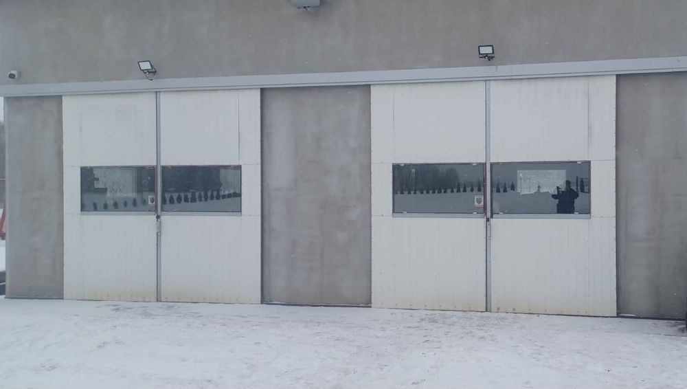 2 pary dzwi kompletne z szynami prowadnicami i obróbkami ocieplone