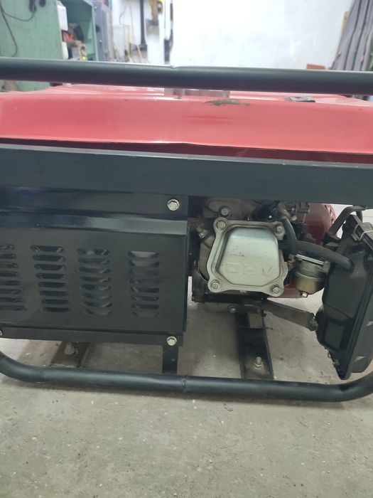 Бензиновий генератор