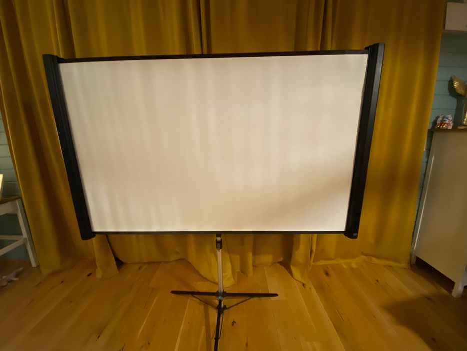 Ekran do projektora EPSON ELPSC26 składany / mobilny