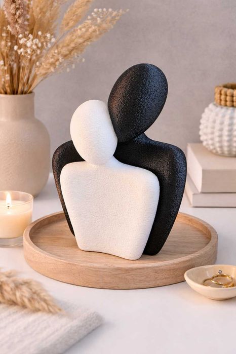 Escultura “Casal Abraçado” – Decoração Romântica Moderna