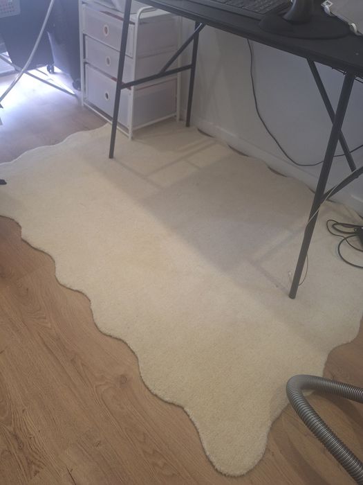 Tapete de lã ondulado branco