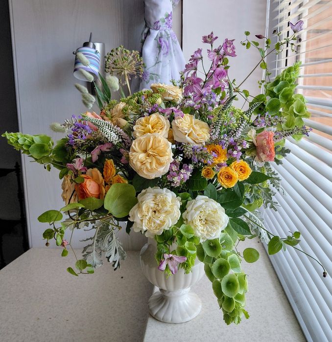 Букет з сезоних квітів