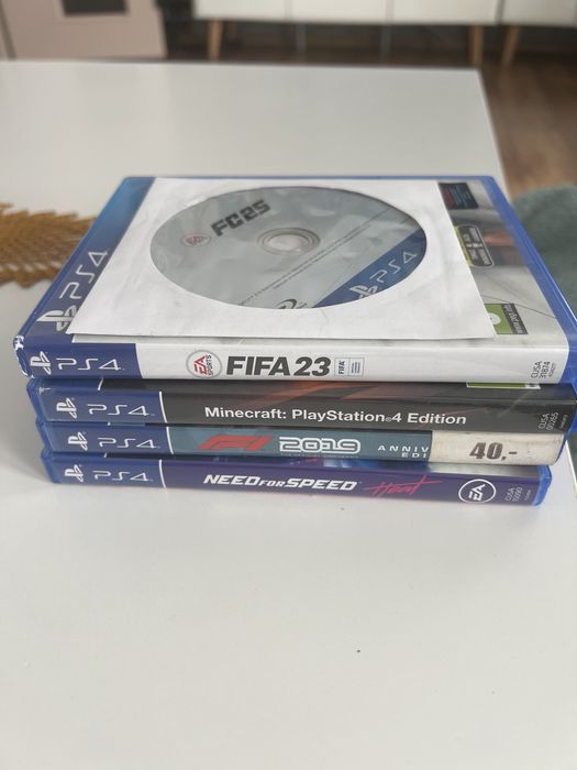 Playstation 4 slim  z pięcioma grami