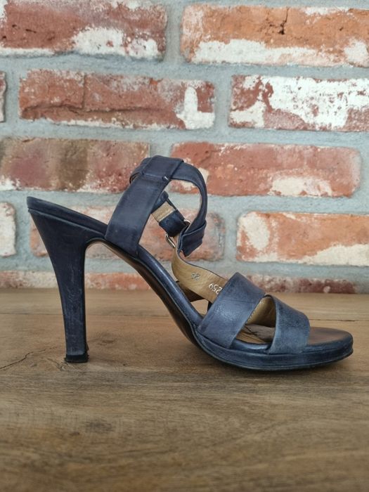 Granatowe sandały na obcasie Palazzo
