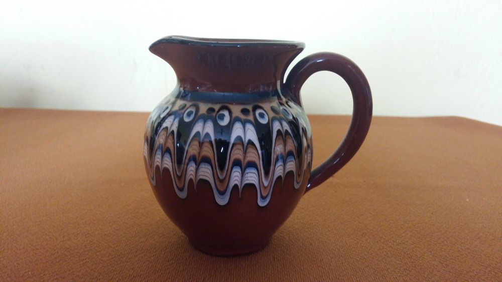 Zestaw ceramiczny bułgarski. Filiżanki, mlecznik, cukiernica, dzbanek.