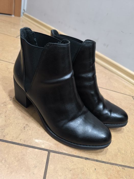 Czarne botki na obcasie Clara Barson