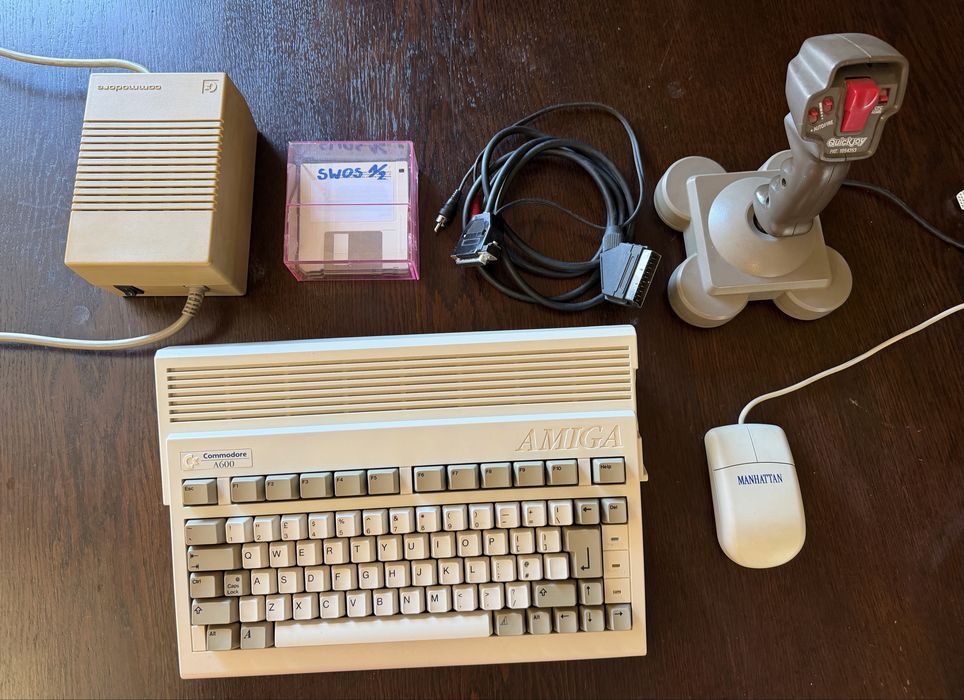 Amiga 600 2mb Chip Furia 020 - Zestaw
