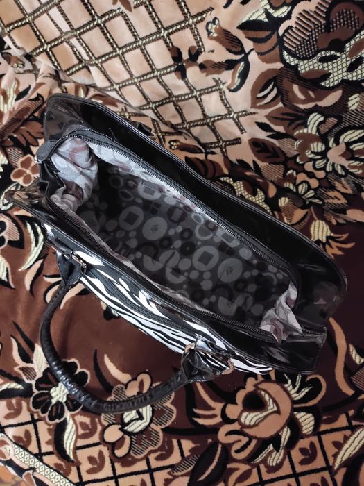 Сумка жіноча чорно-білого кольору.