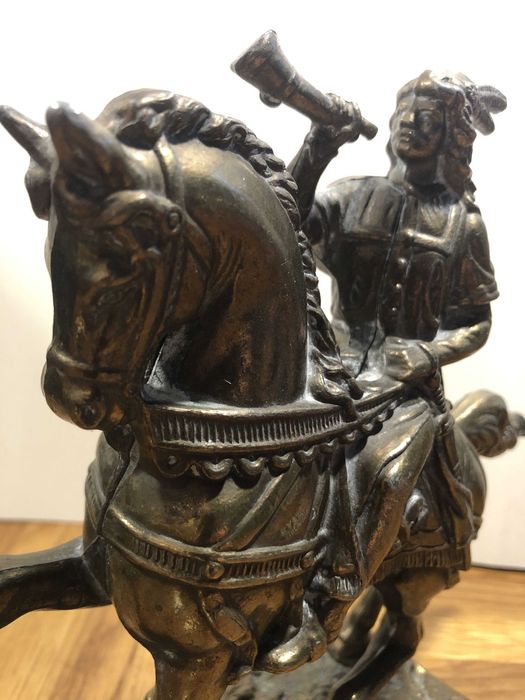 Mosiężna figura husara na koniu
