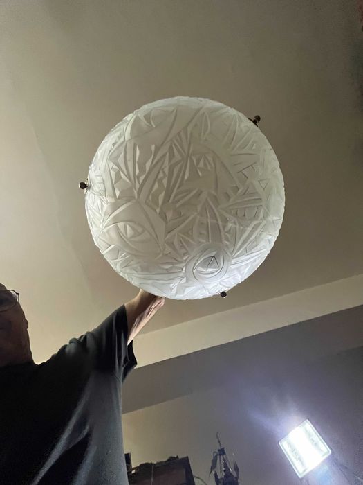 Candeeiro antigo com cordões em sirgaria e taça de vidro translucido