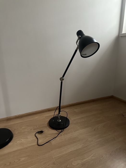 Regulowana lampka stojaca