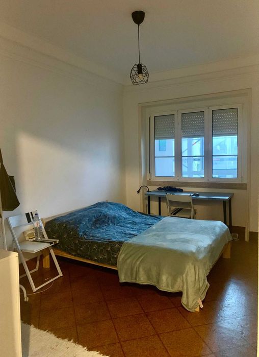 Quarto grande (16m²) em apartamento T6 — Saldanha, Lisboa | 430€/mês