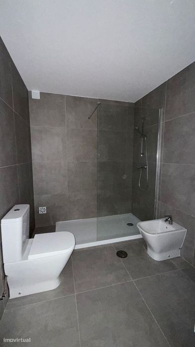 Apartamento T0 com parqueamento e vistas de mar