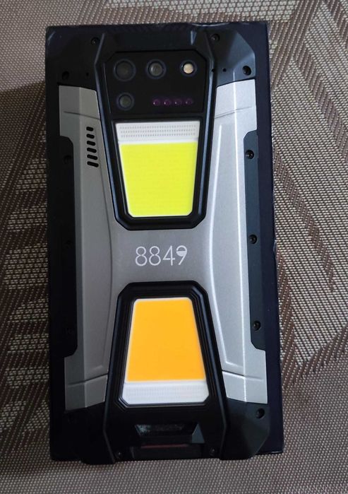 Telemóvel TANK 2 com projetor