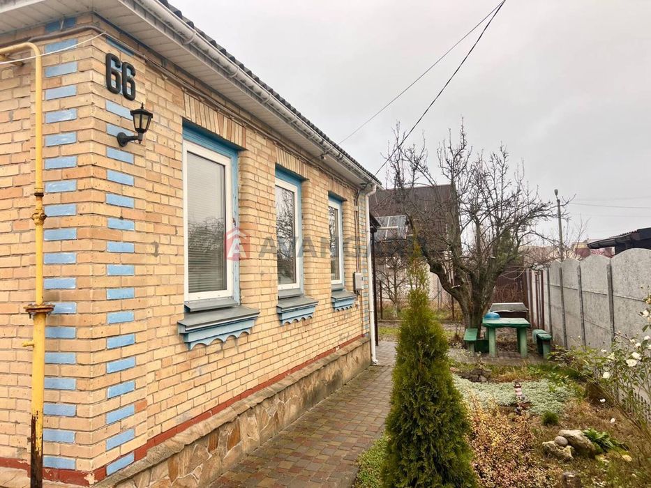 Здам доглянутий цегляний будинок у районі Казбет, вул. Василини.