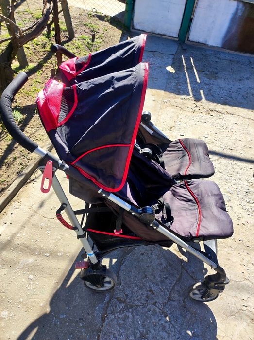 Прогулянковий візок для двійнят