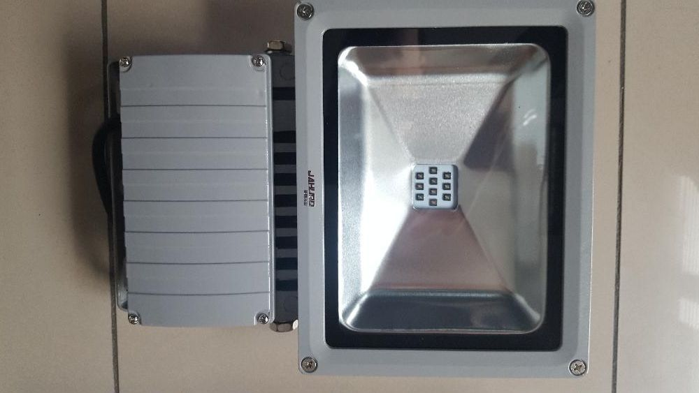 Projector Exterior 35W LED Extra Fino ( desconto de 60% sob o PVP)