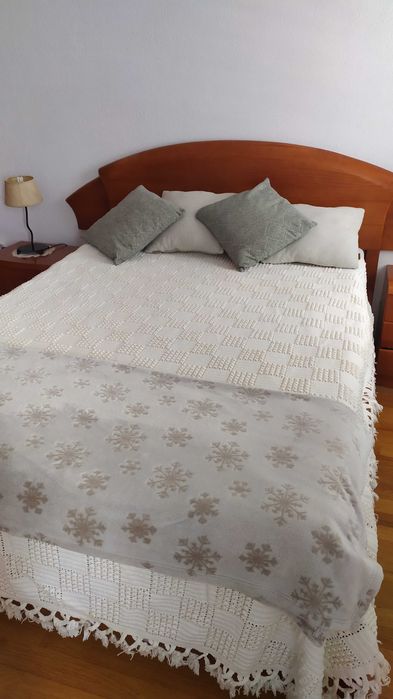 Colcha em renda feito à mão