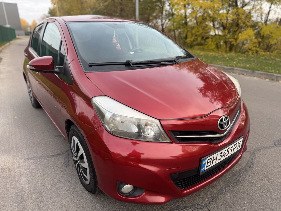 Toyota Yaris ,oficial,автомат