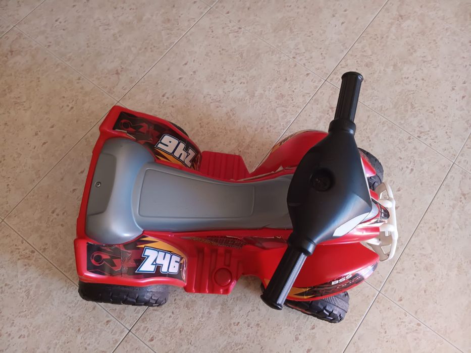 Moto 4 com bateria
