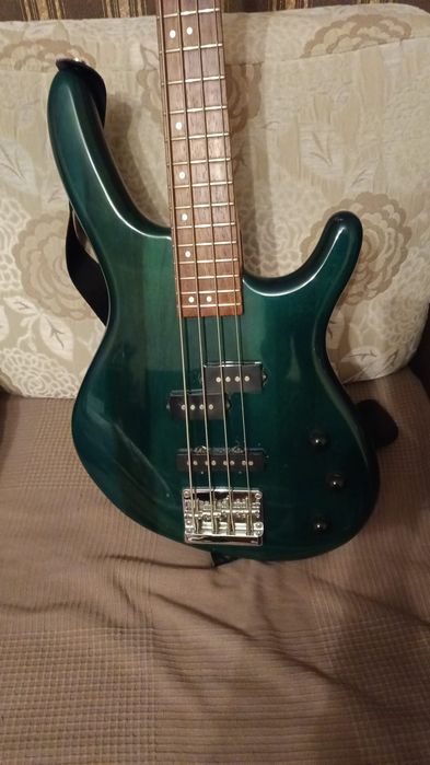 Gitara basowa Cort action bass