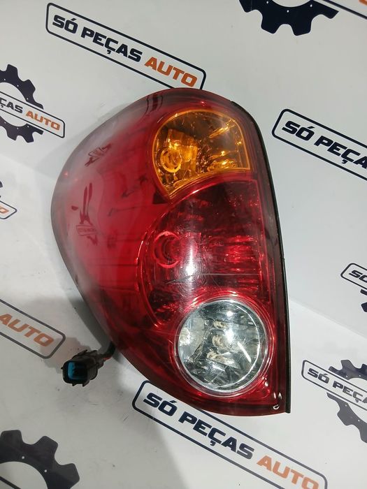 FAROLIM ESQUERDO BRANCA MITSUBISHI L200 TROJAN 2.5DID ANO: 2013