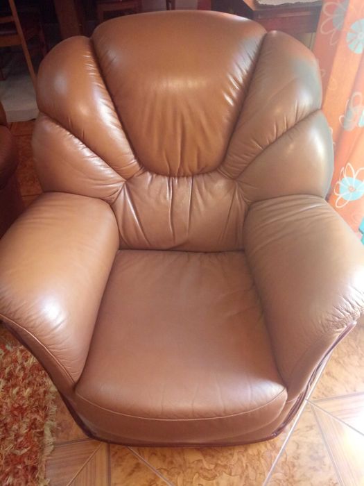 Sofás em pele genuína, perfis em madeira de mogno em excelente estado