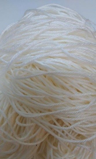 Meadas, novelos e sobras lãs lisas e fantasia. Várias cores - 10€/Kilo