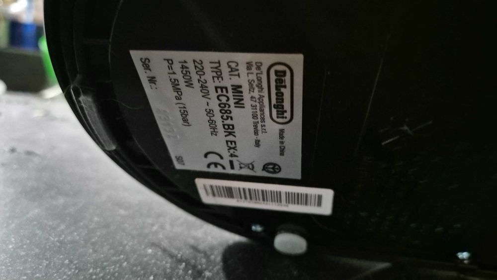 Ekspres ciśnieniowy kolbowy De Longhi Dedica EC685.BK