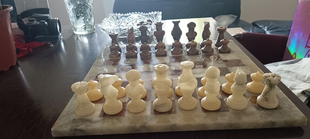 Szachy z alabaster