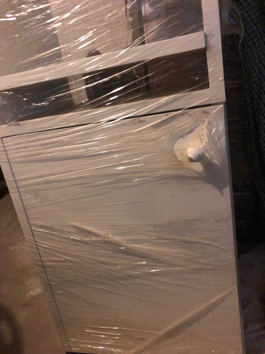 Móvel branco para quarto de criança.