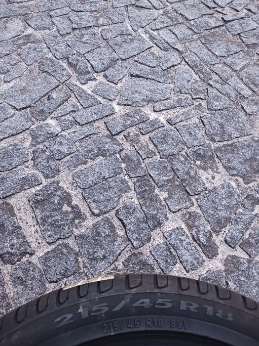 Vendo pneus semi-novos 215/45/18 Pirelli