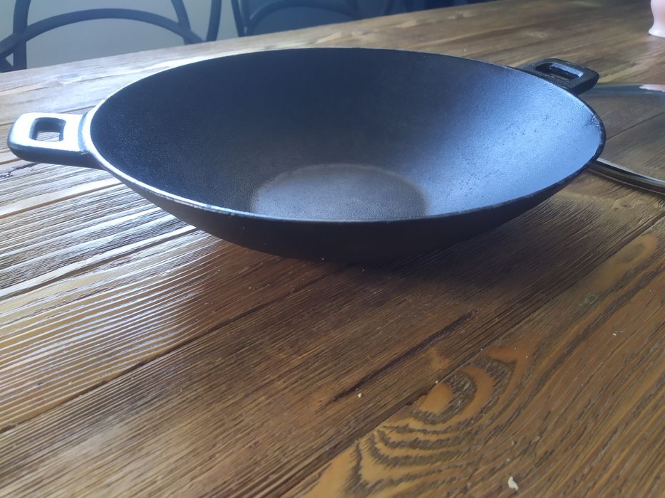 Wok żeliwny 31 cm