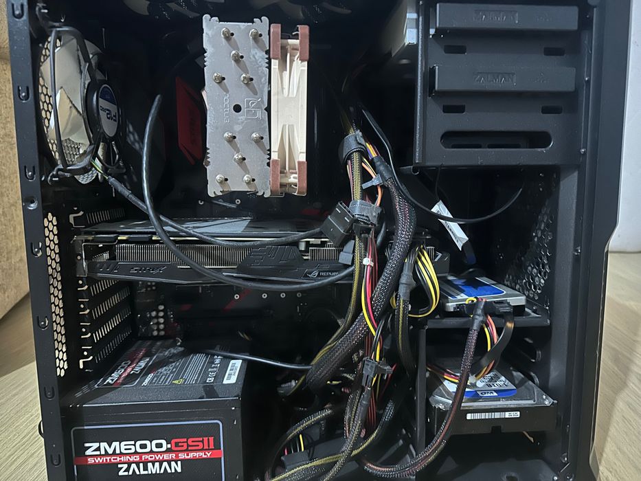 Komputer/PC plus dwa monitory, klawiatura, mysz