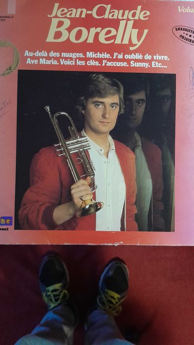 Singles e L.Pês  de vários artistas portugueses e estrangeiros