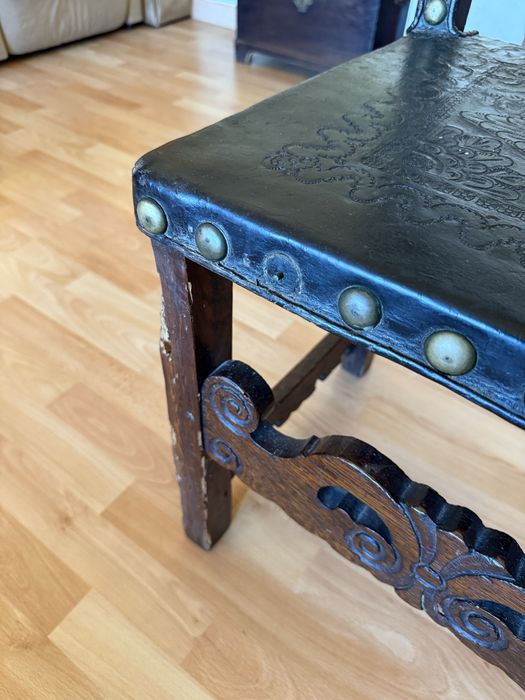 Cadeiras madeira e cabedal