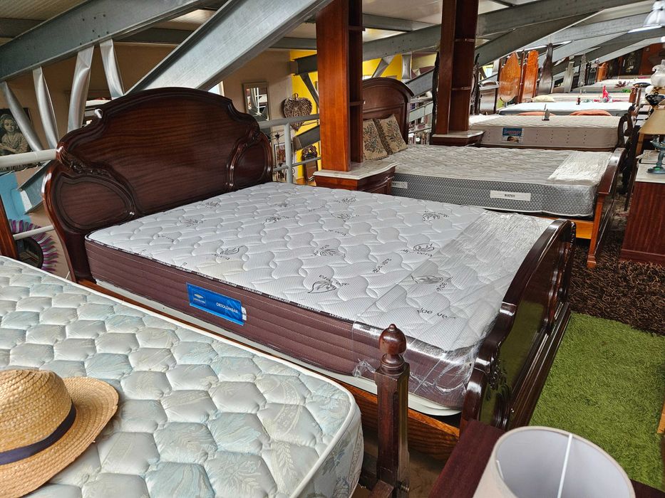 Cama com estrado e colchão - óptimo estado geral