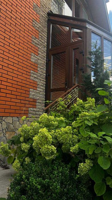 Унікальний будинок з власним парком і озером