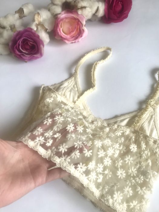 Бра/Топ. Ваніль. Мереживо/Сітка. S розмір. Обєм 75А.