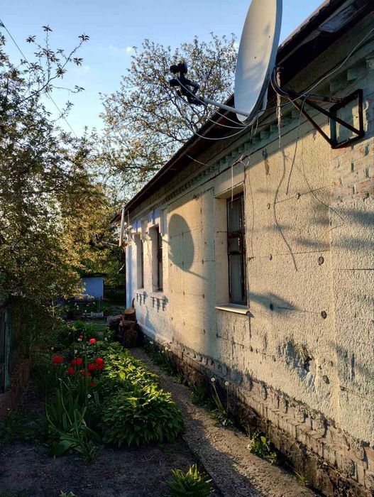 будинок у місті з великою земельною ділянкою