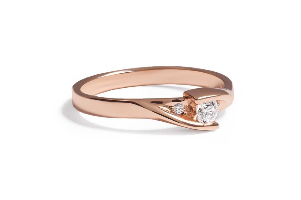 Кольцо из красного золота с маусанитами