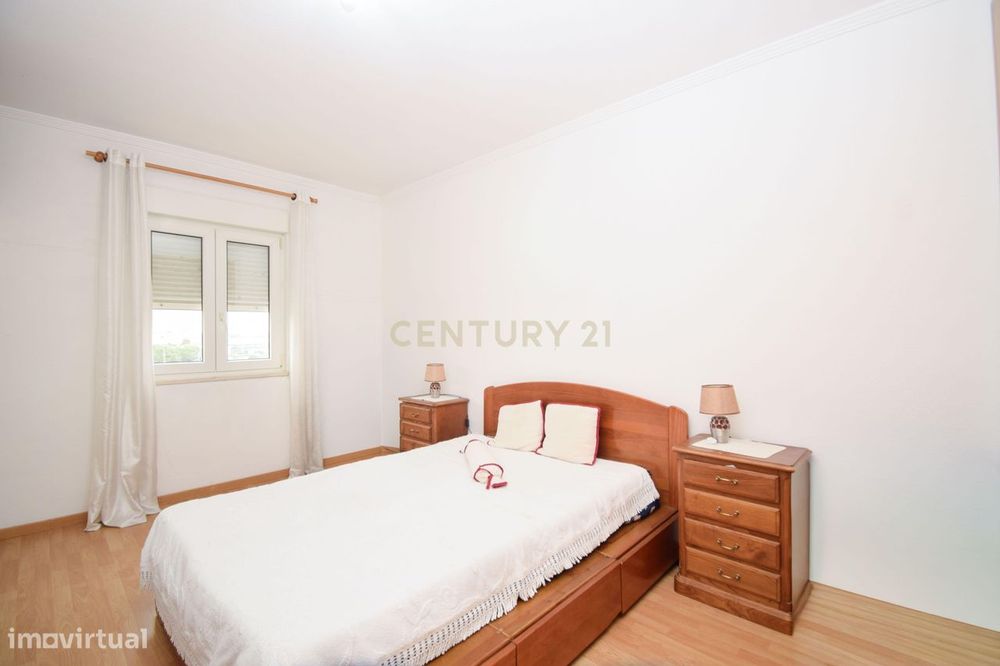 T3 Duplex 116m no Carregado em urbanização tranquila com acesso direto