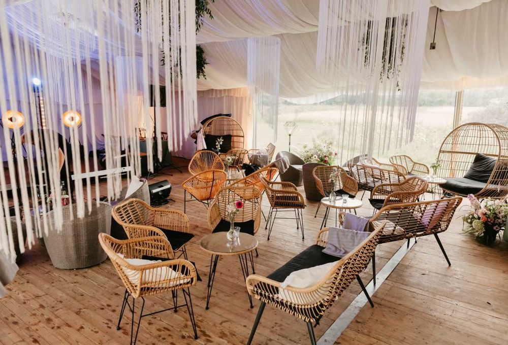 Wynajem krzeseł na wesele, krzesła weselne Boho rustykalne, drewniane