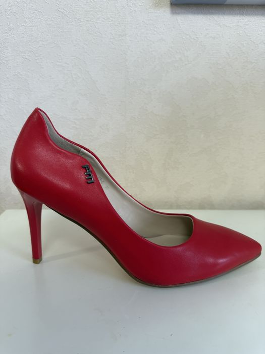 Продам новые женские туфли.