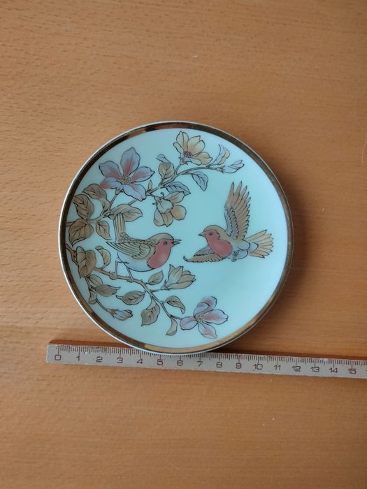 Conjunto de pequenos pratos decorativos em porcelana japonesa.