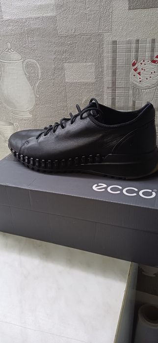 Продам женские кроссовки Ecco