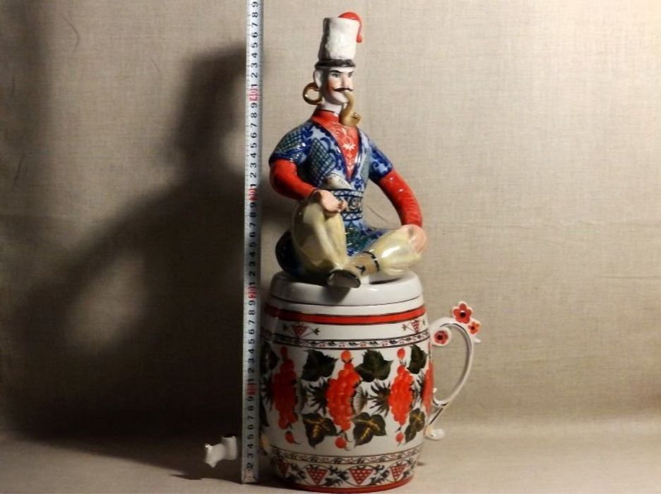 «КАЗАК МАМАЙ НА БОЧКЕ» Коростень авт. Трегубова скульптура фарфор СССР