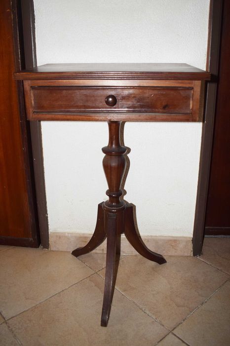 Mesa de apoio c/ gaveta